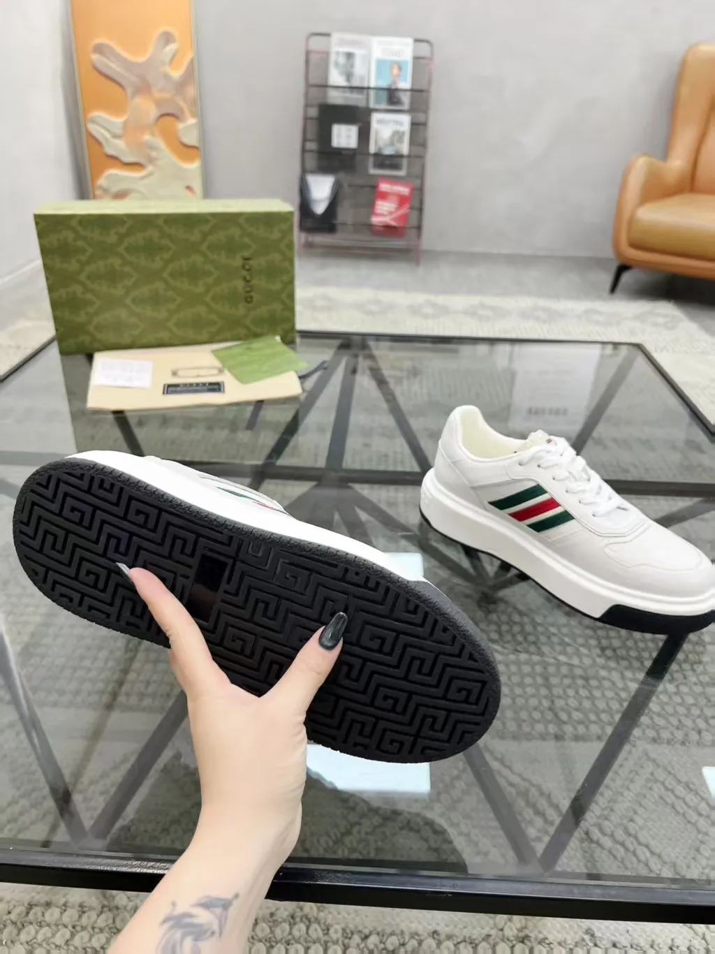 P460 new men's shoes GUCCI [Lightning] latest shoes are shipped. Original quality, fashionable, special materials, sheepskin lining, new packaging. The foot feels super comfortable and the workmanship is impeccable. Size: 38-45